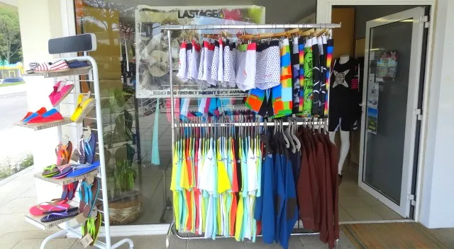 Portants de vêtements colorés