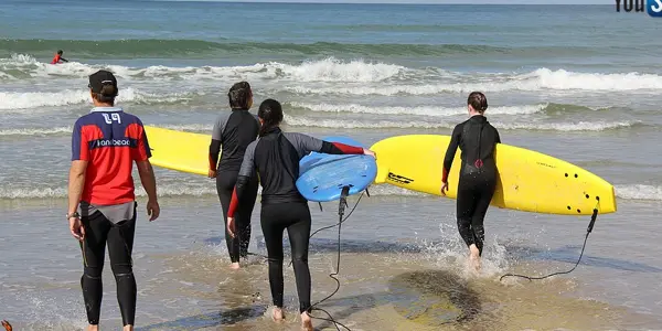 Mise à l'eau du groupe, planches sous le bras