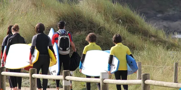 Le groupe descend vers la plage par la dune