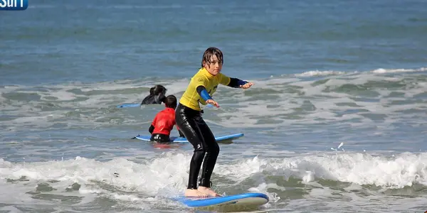 Jeune surfeuse qui se relève dans la mousse